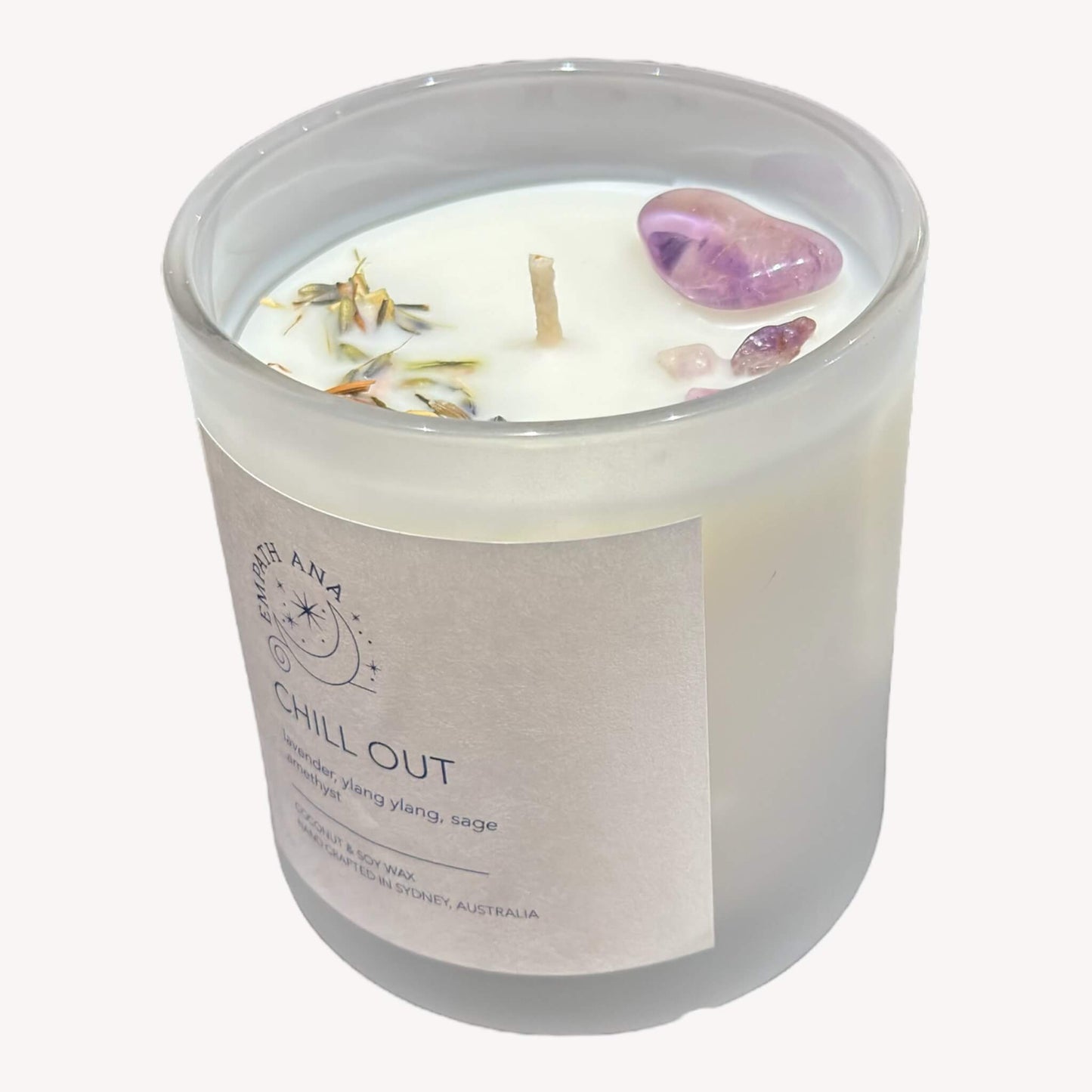 Top view of Empath Ana's Chill Out Crystal Candle in the Medium size (200 mls). Amethyst crystals and a blend of Sage, Sea Salt, Lavender, and Ylang Ylang fragrance create a harmonious display, enhancing the relaxation experience.